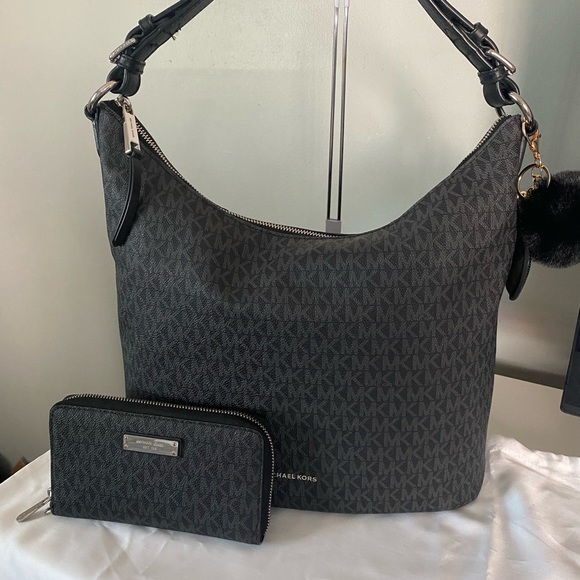 Michael Kors hobo bag with matching wallet - Picture 2 of 6